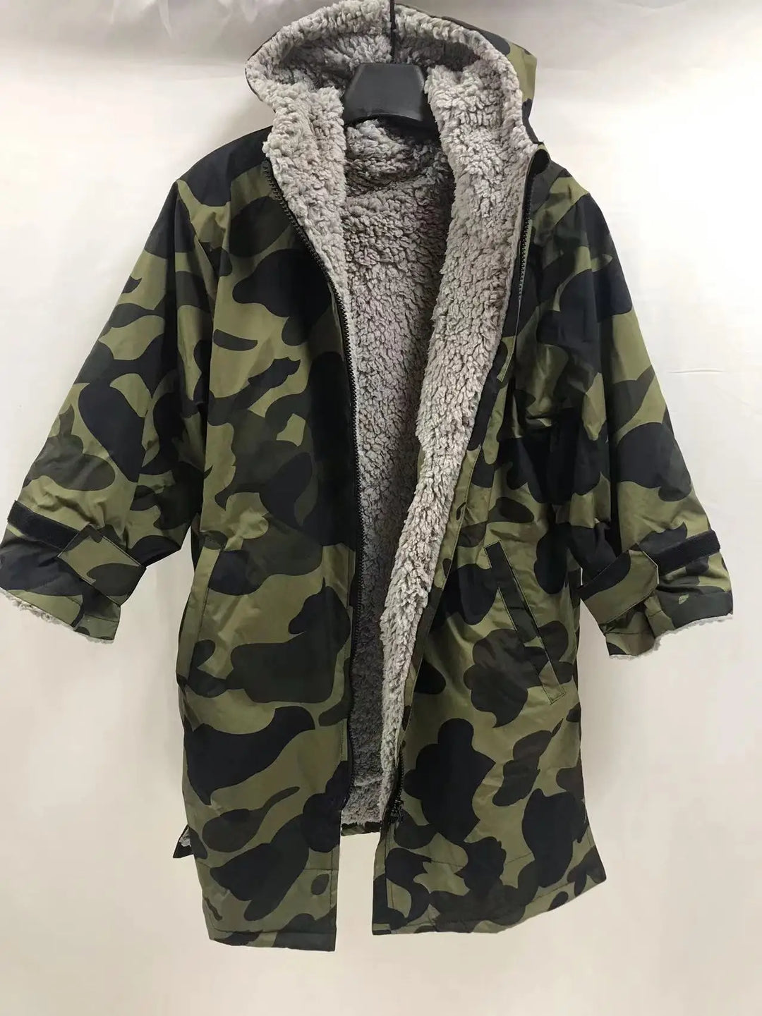 Wholesale Camouflage Sherpa Surf Poncho For Men Winter Waterproo Warm Changing Robe Outdoor Parka Long Sleeve With Fleece Lining